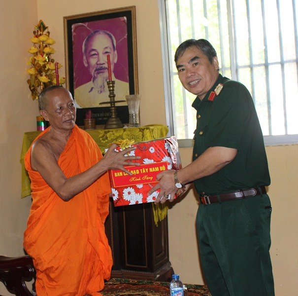 Southwestern Steering Committee visits Khmer people on occasion of Sene Dolta festival